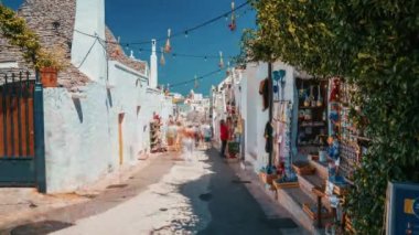 Alberobello, İtalya. 10 Temmuz 2020. İtalya 'nın Puglia bölgesindeki Bari eyaletinin Arbelobello kentindeki geleneksel trulli evlerinin zaman çizelgesi. Küçük beyaz evleri olan güzel eski Arbelobello kasabası.