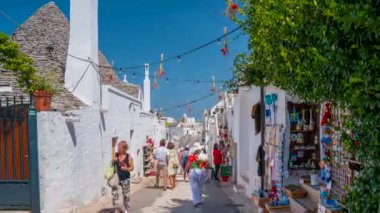 Alberobello, İtalya. 10 Temmuz 2020. İtalya 'nın Puglia bölgesindeki Bari eyaletinin Arbelobello kentindeki geleneksel trulli evlerinin zaman çizelgesi. Küçük beyaz evleri olan güzel eski Arbelobello kasabası. 
