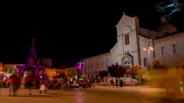 Bari, İtalya. 10 Temmuz 2020. İtalya 'nın Bari kentinin eski zamanına ait görüntüsü. Eski kasabada gece yürüyen insanlarla birlikte. Güzel orta çağ İtalya 'sı.