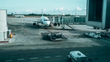 İtalya, Bari. 10 Ağustos 2020. Kapının yanına park etmiş bir uçak var. Uçak pistte iniş yaptı. Zaman aşımı görünümü.