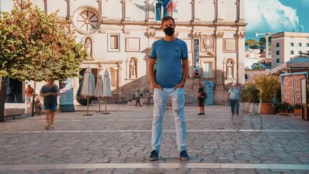 Italia Bari Agustus 2020 Anak Muda Bertopeng Selama Penguncian Berdiri — Stok Video
