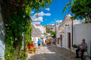 Alberobello, İtalya. 10 Temmuz 2020. İtalya 'nın Puglia bölgesindeki Bari ilinin Arbelobello ilçesindeki geleneksel trulli evlerinin manzarası. Küçük beyaz evleri olan güzel eski Arbelobello kasabası.