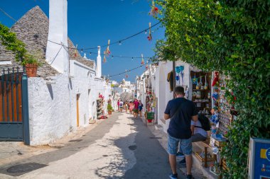 Alberobello, İtalya. 10 Temmuz 2020. İtalya 'nın Puglia bölgesindeki Bari ilinin Arbelobello ilçesindeki geleneksel trulli evlerinin manzarası. Küçük beyaz evleri olan güzel eski Arbelobello kasabası.