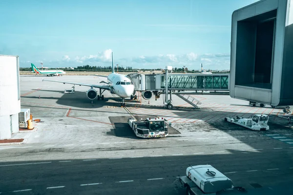Talya Bari Ağustos 2020 Kapının Yanına Park Etmiş Bir Uçak — Stok fotoğraf