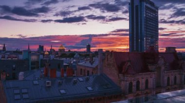 Riga, Letonya. 10 Ağustos 2020. Letonya 'nın başkenti Riga' nın üzerindeki güzel, mor gün batımının zamanı..