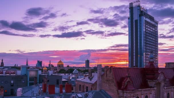 Рига Латвія Серпня 2020 Тімелапс Чудового Пурпурового Заходу Над Ризькою — стокове відео