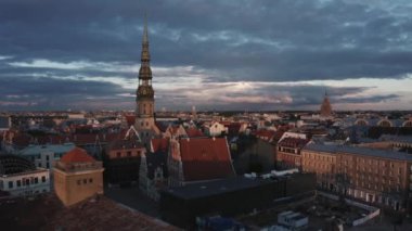 Riga eski kasabasında güzel bir akşam, Letonya 'nın başkenti. Gökyüzü Riga manzaralı, eski binalar ve Kubbe katedrali var..