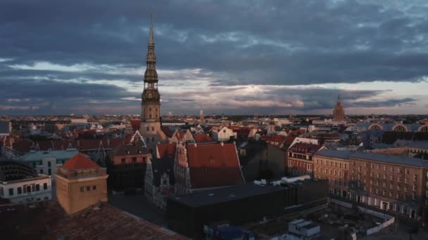 Hermosa Noche Sobre Casco Antiguo Riga Capital Letonia Vista Aérea — Vídeo de stock