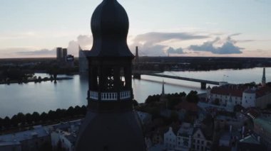 Riga eski kasabasında güzel bir akşam, Letonya 'nın başkenti. Gökyüzü Riga manzaralı, eski binalar ve Kubbe katedrali var..  