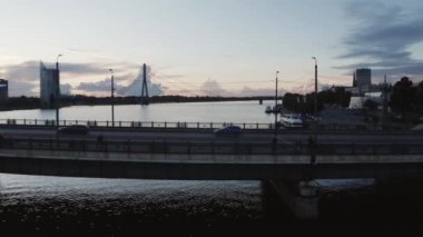 Riga, Letonya. 10 Temmuz 2020. Riga eski kasabasında güzel bir akşam, Letonya 'nın başkenti. Gökyüzü Riga manzaralı, eski binalar ve Kubbe katedrali var..