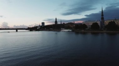 Riga, Letonya. 10 Temmuz 2020. Riga eski kasabasında güzel bir akşam, Letonya 'nın başkenti. Gökyüzü Riga manzaralı, eski binalar ve Kubbe katedrali var..