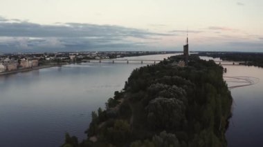 Riga, Letonya. 10 Temmuz 2020. Riga eski kasabasında güzel bir akşam, Letonya 'nın başkenti. Gökyüzü Riga manzaralı, eski binalar ve Kubbe katedrali var..