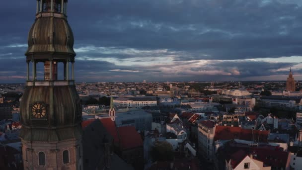 Hermosa Noche Sobre Casco Antiguo Riga Capital Letonia Vista Aérea — Vídeos de Stock