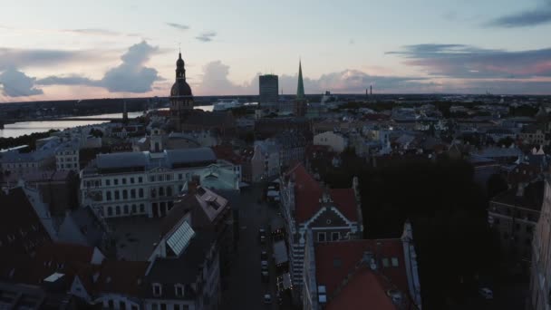 美丽的夜晚 在拉脱维亚首都里加古城上空 从上面俯瞰空中的里加景观 有古老的建筑物和多姆大教堂 — 图库视频影像