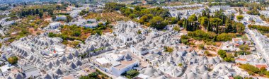 Arbelobello, Bari, Puglia bölgesindeki geleneksel trulli evlerinin panoramik manzarası