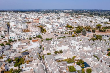 Arbelobello, Bari, Puglia bölgesindeki geleneksel trulli evlerinin hava manzarası