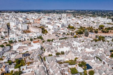 Arbelobello, Bari, Puglia bölgesindeki geleneksel trulli evlerinin hava manzarası