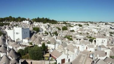 Alberobello, Bari, Puglia bölgesindeki geleneksel trulli evlerinin güzel hava manzarası