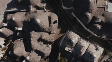 Alberobello, Bari, Puglia bölgesindeki geleneksel trulli evlerinin güzel hava manzarası