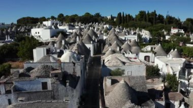 Alberobello, Bari, Puglia bölgesindeki geleneksel trulli evlerinin güzel hava manzarası