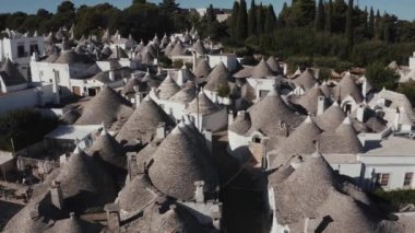 Alberobello, Bari, Puglia bölgesindeki geleneksel trulli evlerinin güzel hava manzarası