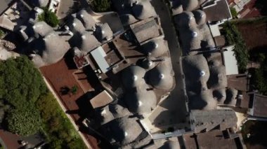 Alberobello, Bari, Puglia bölgesindeki geleneksel trulli evlerinin güzel hava manzarası
