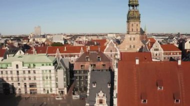 Riga, Letonya. 10 Temmuz 2020. Riga 'nın hava manzarası, Letonya' nın eski bir kasabası. Güzel Riga Belediye Meydanı, Siyahların Evi, St. Roland Heykeli ve St. Peter Kilisesi.
