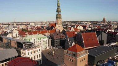 Riga, Letonya. 10 Temmuz 2020. Riga 'nın hava manzarası, Letonya' nın eski bir kasabası. Güzel Riga Belediye Meydanı, Siyahların Evi, St. Roland Heykeli ve St. Peter Kilisesi.