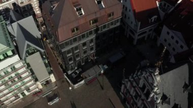 Riga, Letonya. 10 Temmuz 2020. Riga 'nın hava manzarası, Letonya' nın eski bir kasabası. Güzel Riga Belediye Meydanı, Siyahların Evi, St. Roland Heykeli ve St. Peter Kilisesi.