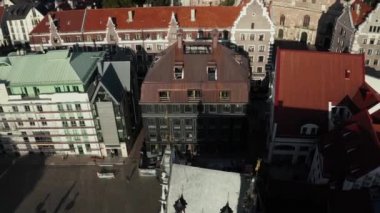 Riga, Letonya. 10 Temmuz 2020. Riga 'nın hava manzarası, Letonya' nın eski bir kasabası. Güzel Riga Belediye Meydanı, Siyahların Evi, St. Roland Heykeli ve St. Peter Kilisesi.
