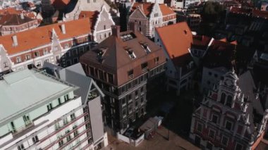 Riga, Letonya. 10 Temmuz 2020. Riga 'nın hava manzarası, Letonya' nın eski bir kasabası. Güzel Riga Belediye Meydanı, Siyahların Evi, St. Roland Heykeli ve St. Peter Kilisesi.