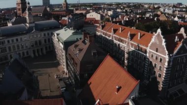 Riga, Letonya. 10 Temmuz 2020. Riga 'nın hava manzarası, Letonya' nın eski bir kasabası. Güzel Riga Belediye Meydanı, Siyahların Evi, St. Roland Heykeli ve St. Peter Kilisesi.
