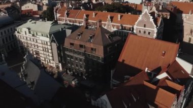 Riga, Letonya. 10 Temmuz 2020. Riga 'nın hava manzarası, Letonya' nın eski bir kasabası. Güzel Riga Belediye Meydanı, Siyahların Evi, St. Roland Heykeli ve St. Peter Kilisesi.