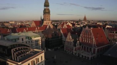 Riga, Letonya. 10 Temmuz 2020. Riga 'nın hava manzarası, Letonya' nın eski bir kasabası. Güzel Riga Belediye Meydanı, Siyahların Evi, St. Roland Heykeli ve St. Peter Kilisesi.