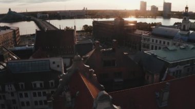 Riga, Letonya. 10 Temmuz 2020. Riga 'nın hava manzarası, Letonya' nın eski bir kasabası. Güzel Riga Belediye Meydanı, Siyahların Evi, St. Roland Heykeli ve St. Peter Kilisesi.