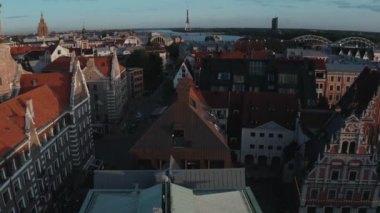 Riga, Letonya. 10 Temmuz 2020. Riga 'nın hava manzarası, Letonya' nın eski bir kasabası. Güzel Riga Belediye Meydanı, Siyahların Evi, St. Roland Heykeli ve St. Peter Kilisesi.