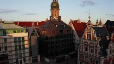 Riga, Letonya. 10 Temmuz 2020. Riga 'nın hava manzarası, Letonya' nın eski bir kasabası. Güzel Riga Belediye Meydanı, Siyahların Evi, St. Roland Heykeli ve St. Peter Kilisesi.