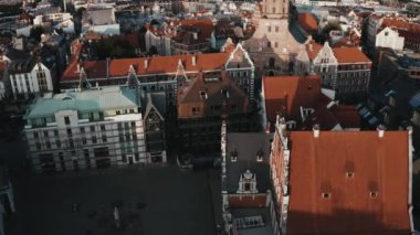 Riga, Letonya. 10 Temmuz 2020. Riga 'nın hava manzarası, Letonya' nın eski bir kasabası. Güzel Riga Belediye Meydanı, Siyahların Evi, St. Roland Heykeli ve St. Peter Kilisesi.