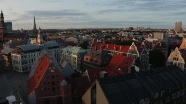 Riga, Letonya. 10 Temmuz 2020. Riga 'nın hava manzarası, Letonya' nın eski bir kasabası. Güzel Riga Belediye Meydanı, Siyahların Evi, St. Roland Heykeli ve St. Peter Kilisesi.