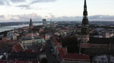 Riga, Letonya. 10 Temmuz 2020. Riga 'nın hava manzarası, Letonya' nın eski bir kasabası. Güzel Riga Belediye Meydanı, Siyahların Evi, St. Roland Heykeli ve St. Peter Kilisesi.