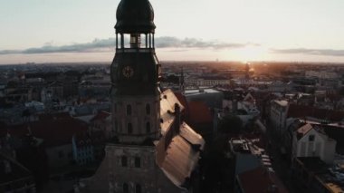 Riga, Letonya. 10 Temmuz 2020. Riga 'nın hava manzarası, Letonya' nın eski bir kasabası. Güzel Riga Belediye Meydanı, Siyahların Evi, St. Roland Heykeli ve St. Peter Kilisesi.