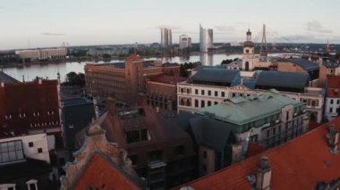 Riga, Letonya. 10 Temmuz 2020. Riga 'nın hava manzarası, Letonya' nın eski bir kasabası. Güzel Riga Belediye Meydanı, Siyahların Evi, St. Roland Heykeli ve St. Peter Kilisesi.