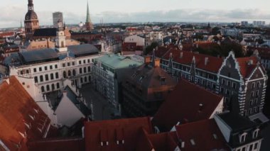 Riga, Letonya. 10 Temmuz 2020. Riga 'nın hava manzarası, Letonya' nın eski bir kasabası. Güzel Riga Belediye Meydanı, Siyahların Evi, St. Roland Heykeli ve St. Peter Kilisesi.