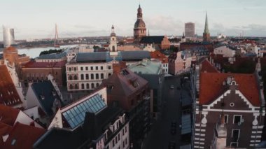 Riga, Letonya. 10 Temmuz 2020. Riga 'nın hava manzarası, Letonya' nın eski bir kasabası. Güzel Riga Belediye Meydanı, Siyahların Evi, St. Roland Heykeli ve St. Peter Kilisesi.