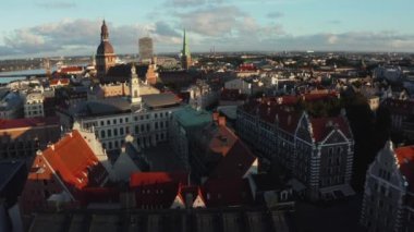 Riga, Letonya. 10 Temmuz 2020. Riga 'nın hava manzarası, Letonya' nın eski bir kasabası. Güzel Riga Belediye Meydanı, Siyahların Evi, St. Roland Heykeli ve St. Peter Kilisesi.