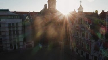 Riga, Letonya. 10 Temmuz 2020. Riga 'nın hava manzarası, Letonya' nın eski bir kasabası. Güzel Riga Belediye Meydanı, Siyahların Evi, St. Roland Heykeli ve St. Peter Kilisesi.