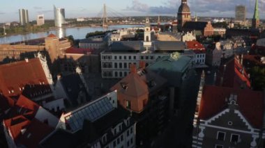 Riga, Letonya. 10 Temmuz 2020. Riga 'nın hava manzarası, Letonya' nın eski bir kasabası. Güzel Riga Belediye Meydanı, Siyahların Evi, St. Roland Heykeli ve St. Peter Kilisesi.