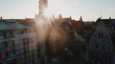 Riga, Letonya. 10 Temmuz 2020. Riga 'nın hava manzarası, Letonya' nın eski bir kasabası. Güzel Riga Belediye Meydanı, Siyahların Evi, St. Roland Heykeli ve St. Peter Kilisesi.