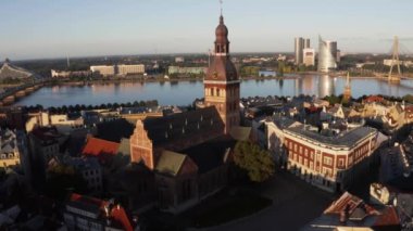 Riga, Letonya. 10 Temmuz 2020. Riga 'nın hava manzarası, Letonya' nın eski bir kasabası. Güzel Riga Belediye Meydanı, Siyahların Evi, St. Roland Heykeli ve St. Peter Kilisesi.