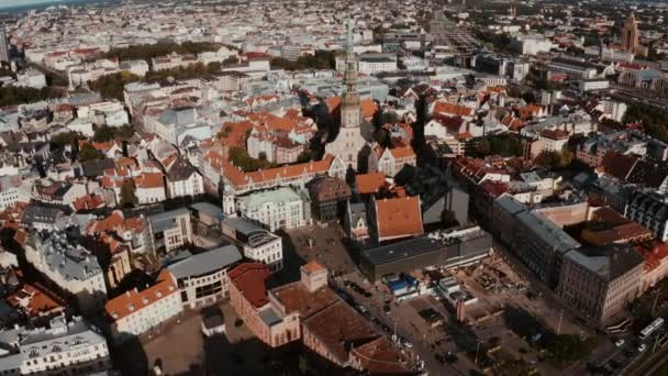 拉脱维亚里加 2020年7月10日 黄昏时分 拉脱维亚里加古城的空中景观 美丽的里加市政厅广场 黑头别墅 圣罗兰雕像和圣彼得教堂 — 图库视频影像
